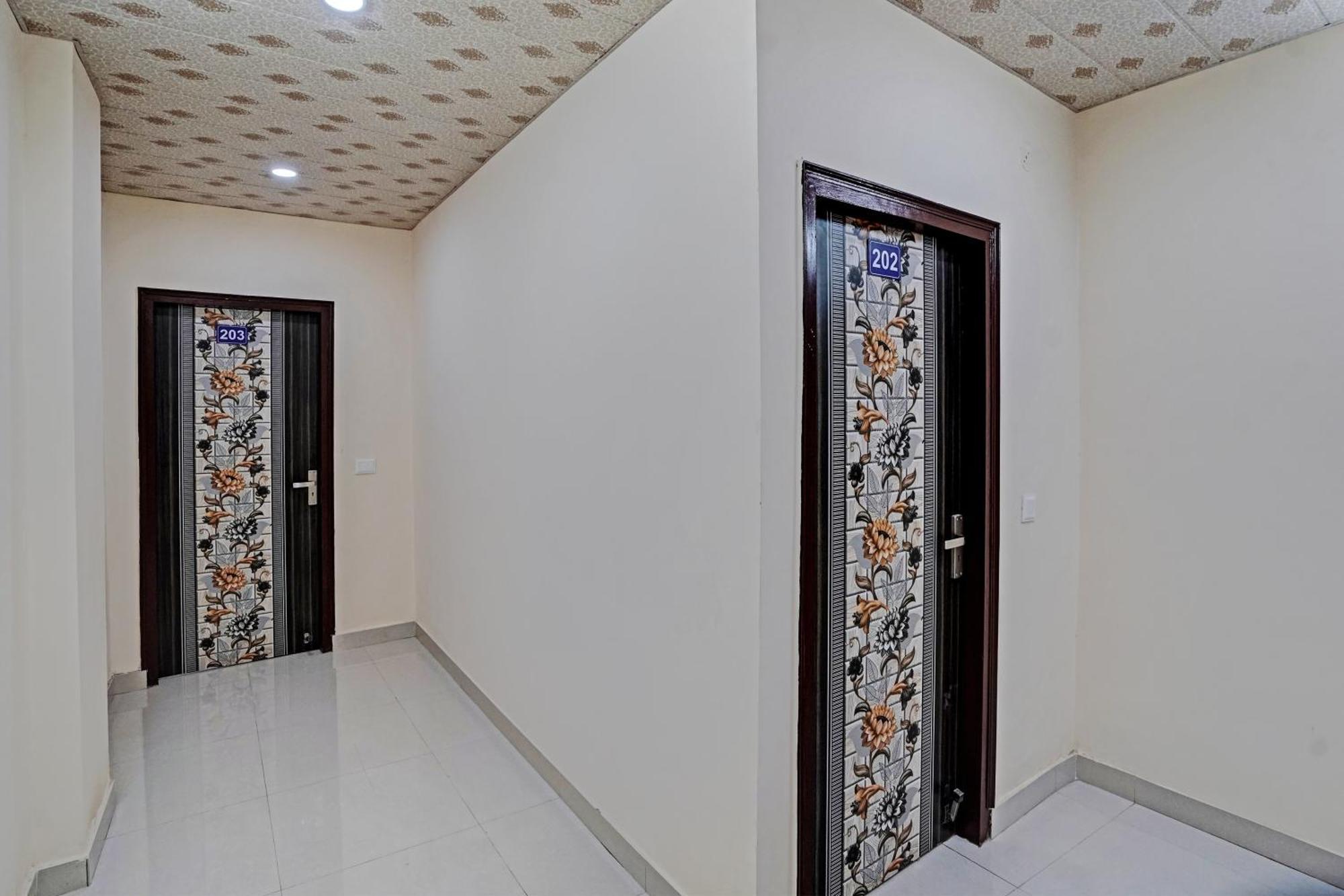 Oyo Flagship Evergreen Tower Hotel Газиабад Экстерьер фото