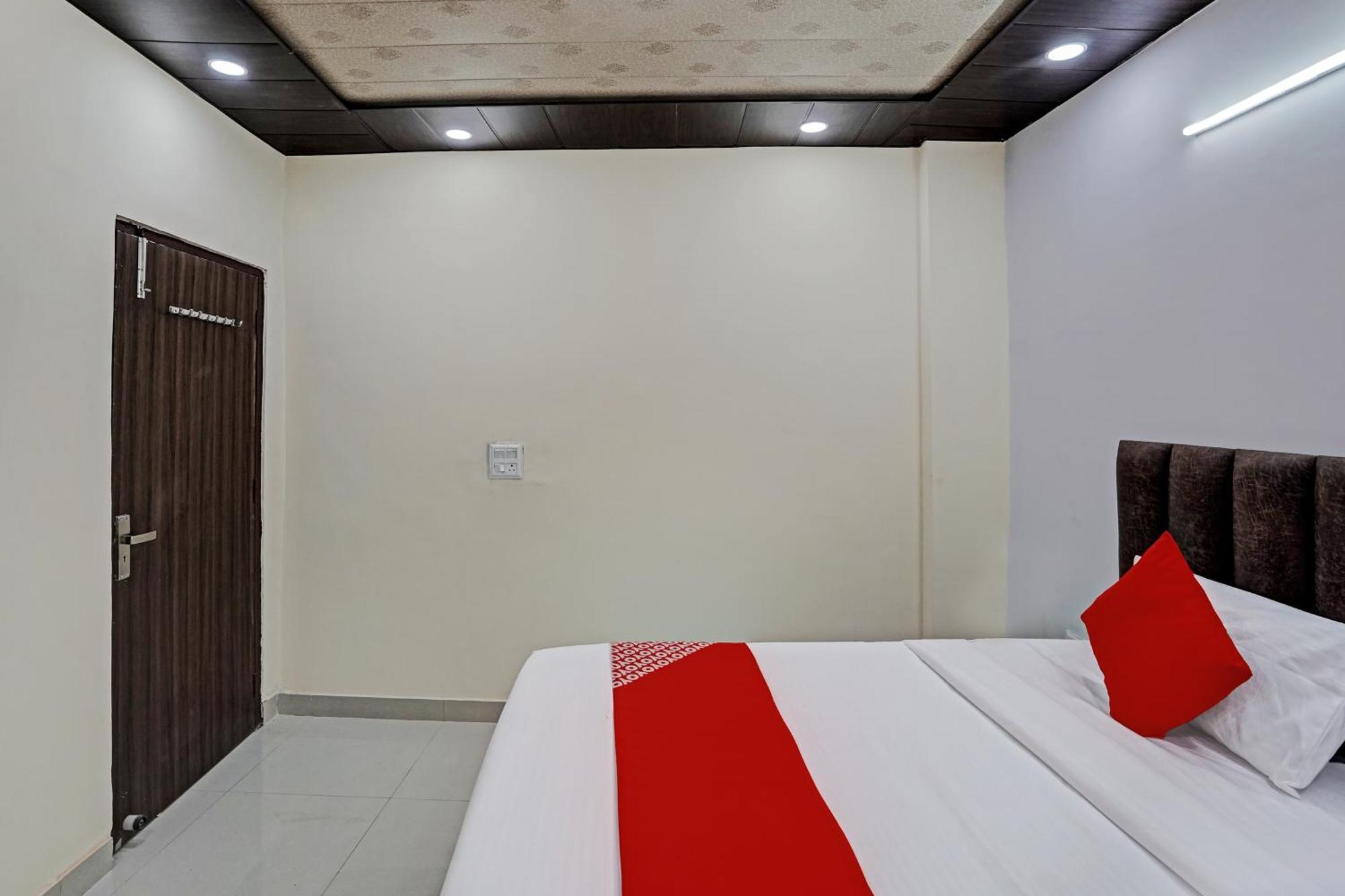 Oyo Flagship Evergreen Tower Hotel Газиабад Экстерьер фото