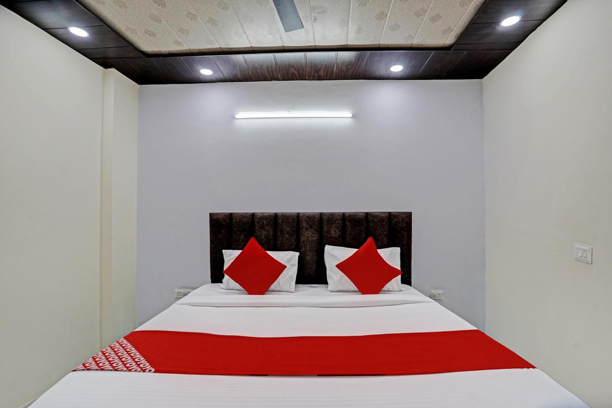 Oyo Flagship Evergreen Tower Hotel Газиабад Экстерьер фото